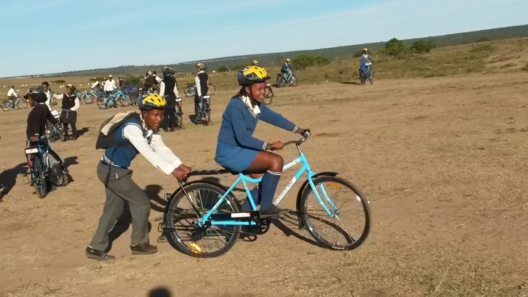 Schoolkinderen geven elkaar de eerste fietsles